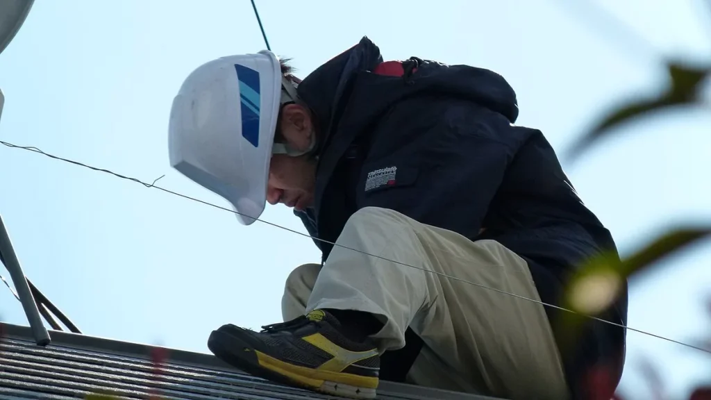 تکنسین نصب نیروگاه خورشیدی روی بام